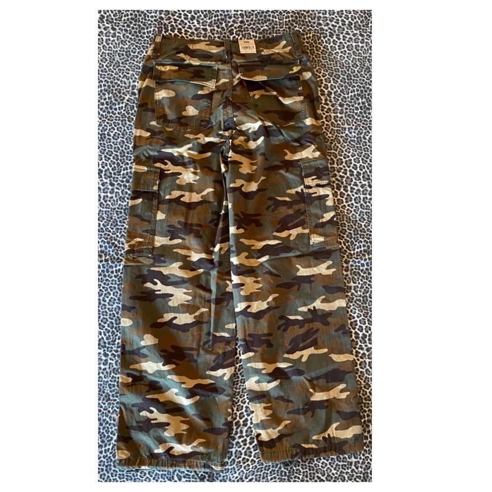 Levi's Mid-Rise '94 Baggy Cargo
Wide Leg Jeans - Green Emily Camo NWT - Picture 4 of 9